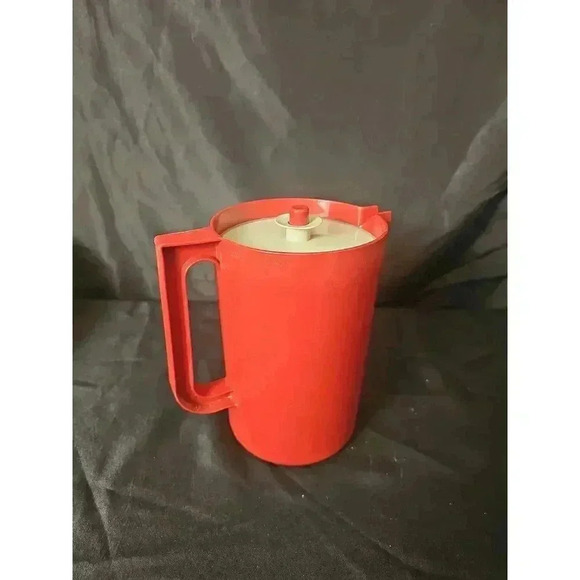 Tupperware Vintage Red Pitcher Push Button Lid 1.5 Quart - Picture 2 of 7